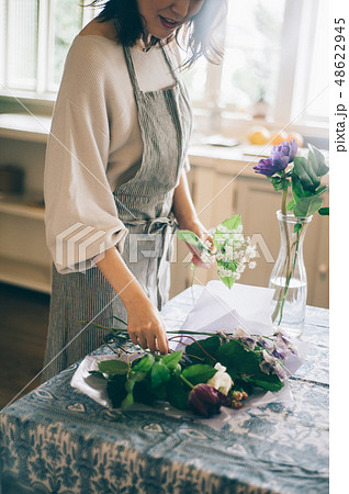 女性　ライフスタイル　フラワー 48622945