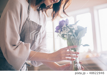 女性　ライフスタイル　フラワー 48622946
