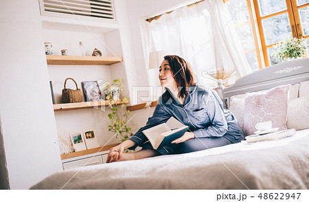 女性　ライフスタイル　読書 48622947