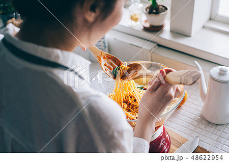 女性　ライフスタイル　料理 48622954