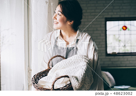 女性　ライフスタイル　洗濯 48623002