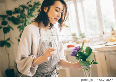 女性 ライフスタイル フラワー 女性 ライフスタイル フラワー 48623027