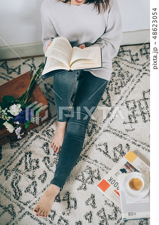 女性　ライフスタイル　読書 48623054