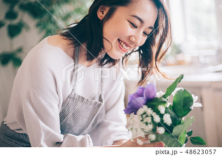 女性　ライフスタイル　フラワー 48623057
