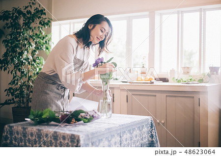女性 ライフスタイル フラワー 女性 ライフスタイル フラワー 48623064