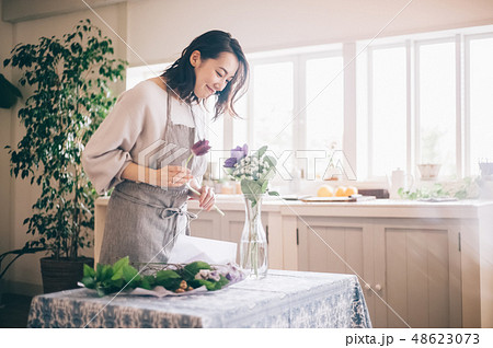 女性　ライフスタイル　フラワー 48623073