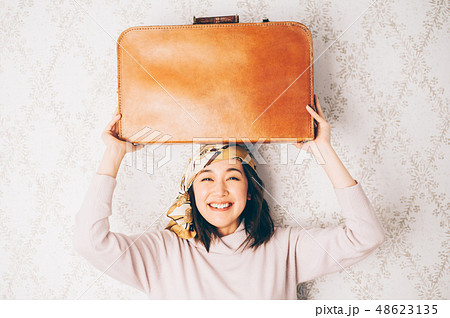 女性　ポートレート　旅行 48623135