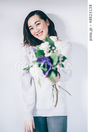 女性　ポートレート　フラワー 48623138