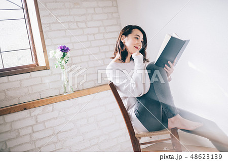 女性　ライフスタイル　読書 48623139