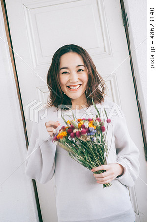 女性　ライフスタイル　フラワー 48623140