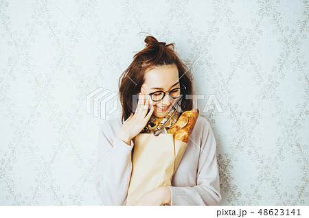 女性　ポートレート　フランスパン 48623141