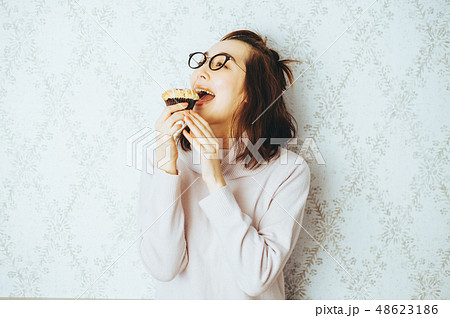女性　ポートレート　スイーツ 48623186