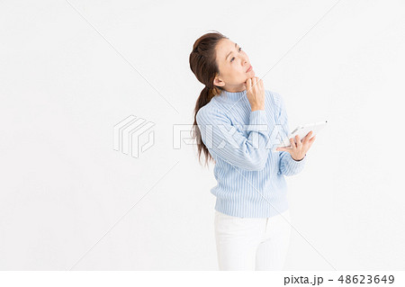 タブレットを見るシニア女性 考える タブレットを見るシニア女性 考える 48623649