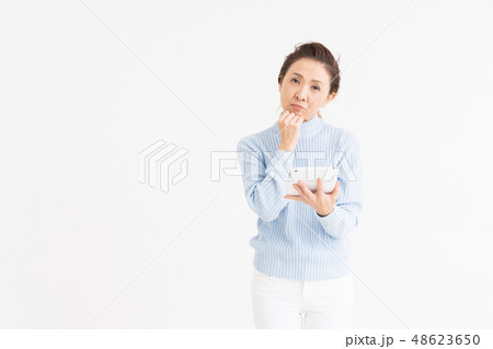 タブレットを見るシニア女性 考える タブレットを見るシニア女性 考える 48623650