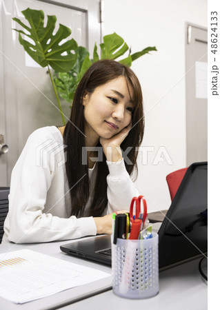 頬杖を突く女性 48624133