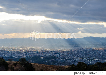 若草山から見た奈良の町 光芒 天使のはしご 若草山から見た奈良の町 光芒 天使のはしご 48624697