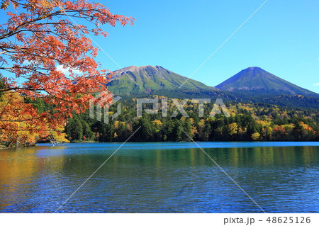 オンネトー 紅葉の雌阿寒岳と阿寒富士 オンネトー 紅葉の雌阿寒岳と阿寒富士 48625126