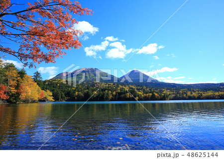 オンネトー　紅葉の雌阿寒岳と阿寒富士 48625144