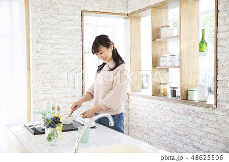 女性　料理　あづさ 48625506