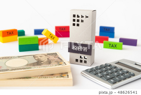 税務署　一万円札　税金　納税　課税 48626541