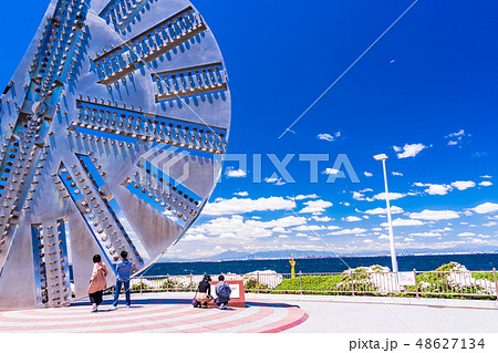 「海ほたる」の巨大モニュメントを眺める観光客 48627134