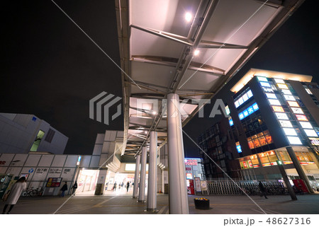 日本の横浜都市景観 地下鉄 センター南駅を望む(夜景) 日本の横浜都市景観 地下鉄 センター南駅を望む(夜景) 48627316