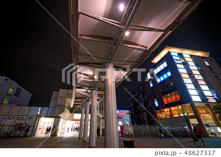 日本の横浜都市景観　地下鉄　センター南駅を望む（夜景） 48627317