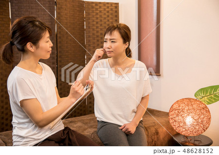 カウンセリングを受ける女性 48628152