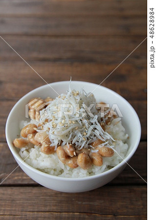 釜揚げしらすをトッピングした納豆ごはん 釜揚げしらすをトッピングした納豆ごはん 48628984