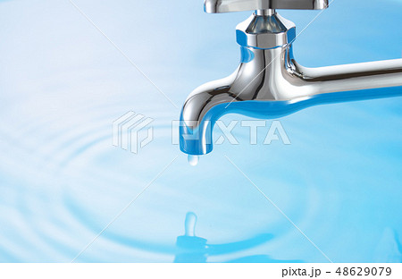 水道 蛇口の水滴の写真素材