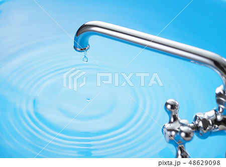 水道-蛇口の水滴 48629098