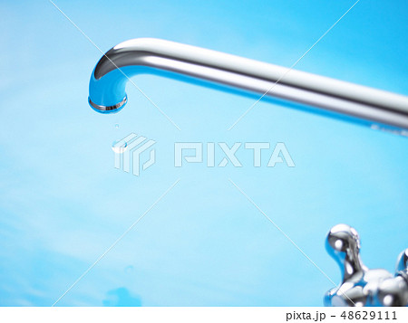 水道-蛇口の水滴 48629111