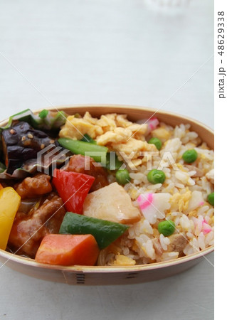 曲げわっぱに入れたチャーハンと酢豚の中華弁当 曲げわっぱに入れたチャーハンと酢豚の中華弁当 48629338