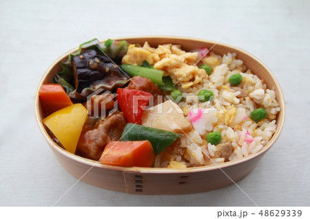 曲げわっぱに入れたチャーハンと酢豚の中華弁当 曲げわっぱに入れたチャーハンと酢豚の中華弁当 48629339