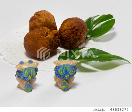 シーサーと沖縄のお菓子とモンステラ シーサーと沖縄のお菓子とモンステラ 48633272