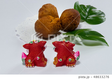 シーサーと沖縄のお菓子とモンステラ シーサーと沖縄のお菓子とモンステラ 48633276