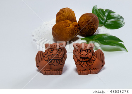 シーサーと沖縄のお菓子とモンステラ シーサーと沖縄のお菓子とモンステラ 48633278