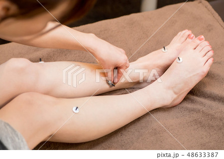 お灸をする女性 48633387