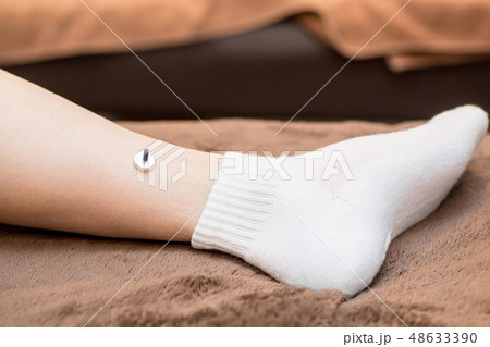 お灸をする女性 48633390