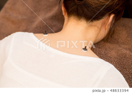 お灸をする女性 48633394