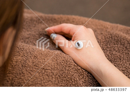 お灸をする女性 お灸をする女性 48633397