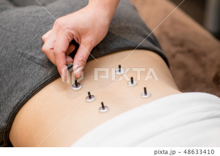お灸をする女性 48633410