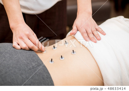 お灸をする女性 お灸をする女性 48633414