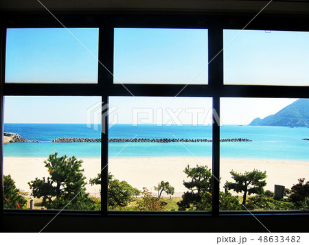 窓から見える青い海 48633482