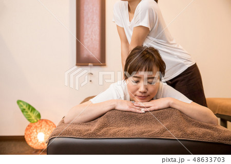 マッサージを受ける女性 48633703