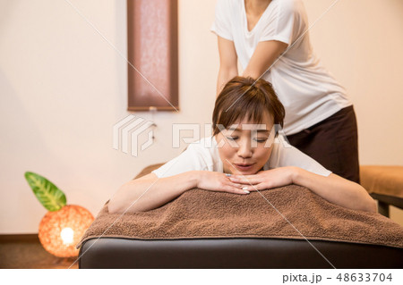 マッサージを受ける女性 48633704