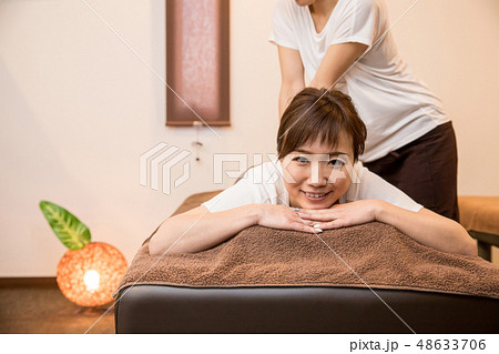 マッサージを受ける女性 48633706