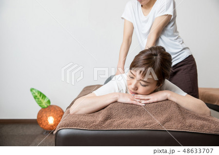 マッサージを受ける女性 48633707