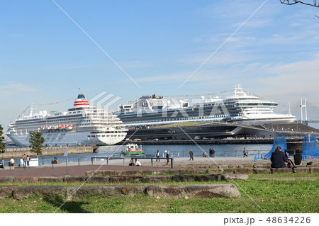 大さん橋に停泊中の大型客船 48634226