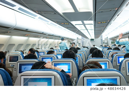 海外旅行　エコノミークラス　機内の様子  飛行機離陸前　客室の様子　搭乗後の機内 48634426
